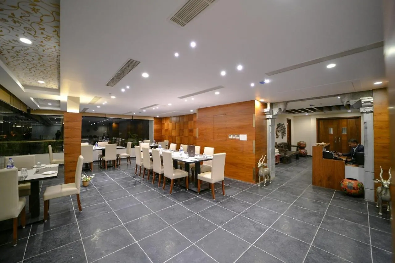 ***  The Ramvilas - A Rooftop Pichola Lake View Hotel Udajpur Indie