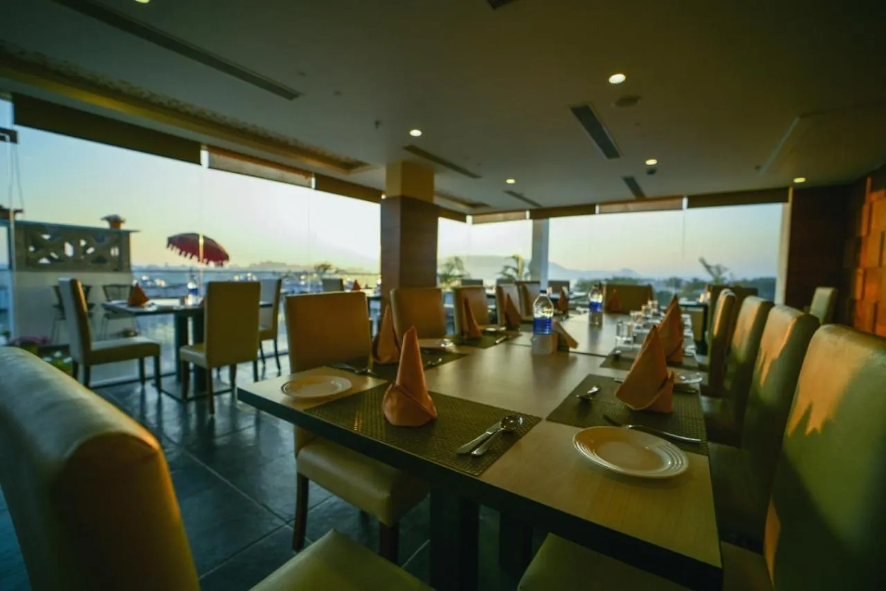 The Ramvilas - A Rooftop Pichola Lake View Hotel Udajpur 3*,