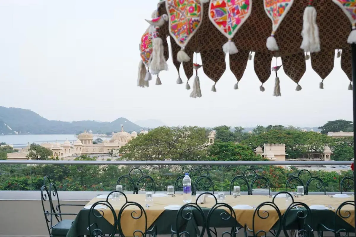 The Ramvilas - A Rooftop Pichola Lake View Hotel Udajpur Indie